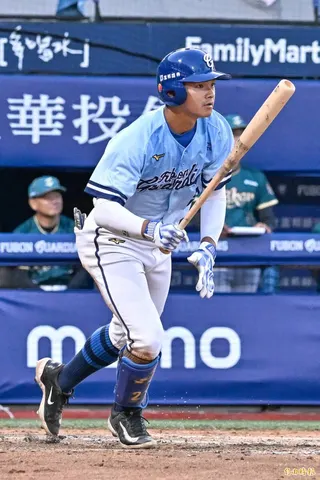 富邦悍將林澤彬敲出一壘安打帶有2分打點。(記者陳志曲攝)