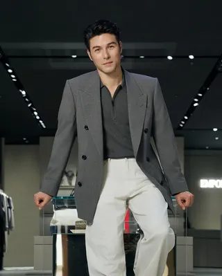 鳳小岳在新劇《愛上外星情人》當中飾演來到地球的外星人，與曾莞婷譜出戀情。翻攝IG＠rhydianvaughan