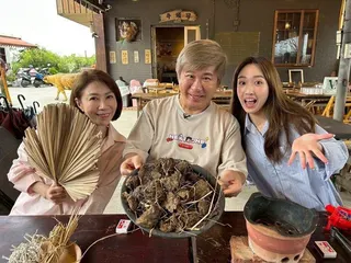 李翊君(左)母女一起到胡瓜(中)的網路節目出外景。圖／下面一位提供