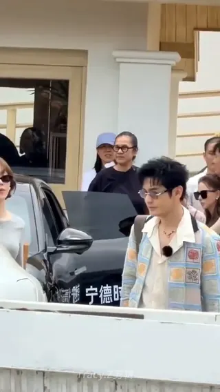 黃曉明被目擊為昆凌接機。翻攝微博