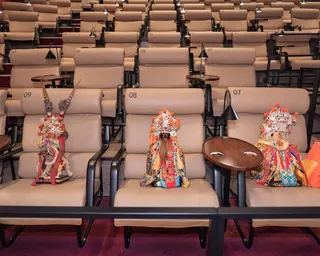 左起三太子（左）、武財神、媽祖進院觀看電影《農曆三月二十三》。壹捌玖伍電影公司提供