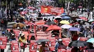 墨西哥城的教师及全国教育工作者协调委员会（CNTE）成员，在周五教师节参加了游行抗议，要求提高薪资。（图取自法新社）
