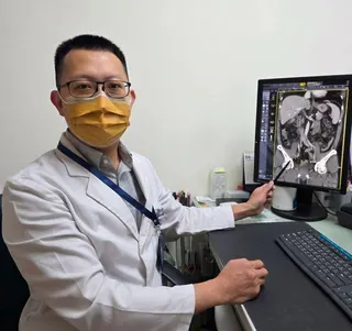 陳柏仲醫師表示，這名個案身體無異狀，透過糞便潛血檢查及早發現問題，顯示定期篩檢的...