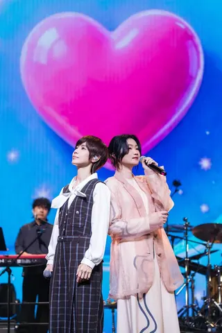 元若藍（右）、魏嘉瑩合唱〈心願便利貼〉掀回憶殺。相映音樂提供