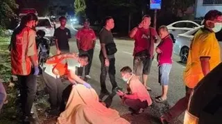 3行人遭轿车撞后逃 酿2死1伤 警追查司机下落