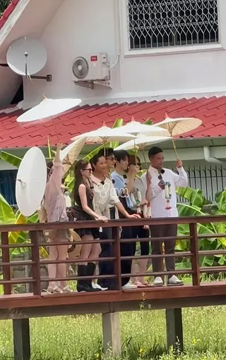 昆凌加入《中餐廳》錄製行程，與黃曉明、王俊凱等人合影。翻攝微博