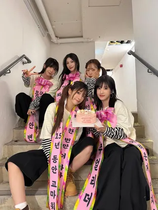 普美（前排左）是Apink第一位結婚成員，韓媒曝Apink成員將在婚禮上唱祝歌。（翻攝普美IG）
