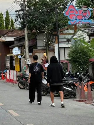 周杰倫被目擊現身清邁街頭。翻攝微博