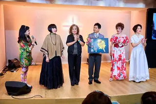 馬妞（左起）、大百合、康雅嵐、陳凱倫、貝蒂、陶秀華為「站在方舟上歌唱 金曲傳愛－壯世代公益演唱會」同台。陳凱倫影視工作室提供