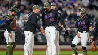 New York Mets pitcher Clay Holmes walking to dugout pulled by manager Carlos Mendoza