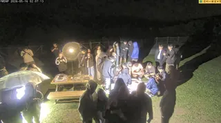 陽明山擎天崗凌晨聚集數十名年輕人，一夥人玩的十分開心，氣氛仿佛另類的營火晚會。（...