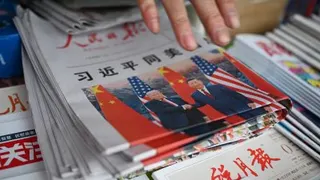 中国首都北京市一家报摊上，周五摆放著以中国国家主席习近平与美国总统特朗普周四举行会谈的新闻作为头版头条的《人民日报》。（图取自法新社）