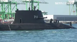 海鯤號第14次出海測試，港邊有民眾持國旗標語幫忙加油（圖／翻攝畫面）
