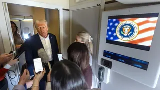 美国记者：特朗普专机返美前  官员扔掉“来自中国的物品”
