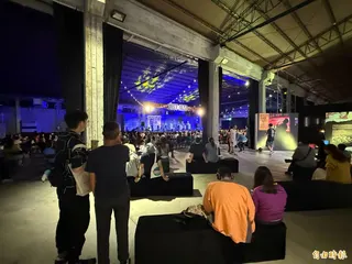 許多樂迷跟著節奏輕快搖擺，舌尖上同步舞動食材的滋味。(記者王峻祺攝)
