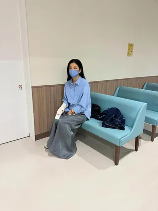 台灣女主持兼DJ的咖啡糖賢齡最後成功就醫，日本醫院也配置了臨時手部固定器。（圖／翻攝自賢齡臉書）