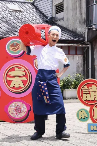 浩子靠勞力和外語能力補足廚藝缺失。（記者王聰賢／攝影）