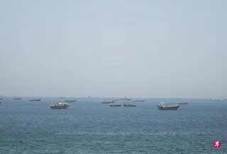 中国媒体报道，香港一家私营海事安保公司的船只在阿曼湾水域被伊朗军方扣押。图为在霍尔木兹海峡行驶的船只，摄于2026年5月8日。 （REUTERS）