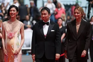 濱口龍介（中）與兩位主演岡本多緒（左）、Virginie Efira一同登上紅毯...