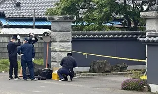 日本栃木縣一處住宅發生強盜殺人案，調查人員15日上午在被害者家門前搜查。（共同社）