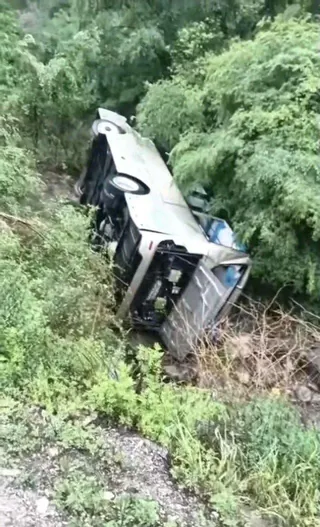 山西一載有多名孩童的車輛側翻摔落，造成2名孩童死亡。（取自新黃河）