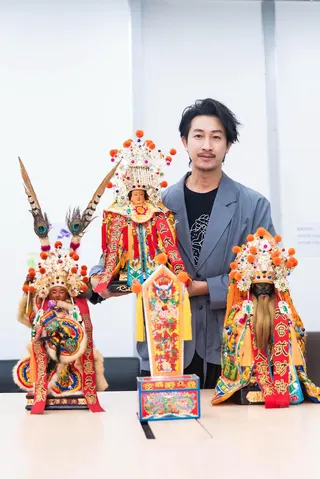 邱凱偉與媽祖、三太子（左）、武財神（右）合影。壹捌玖伍電影公司提供