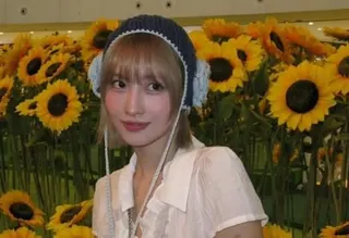 MOMO看了寫著「18+56＝？」的牌子之後聳肩表示自己不知道。（圖／翻攝自IG @momo）