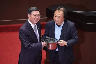 立法院院會今天進行行政院施政總質詢司法及法制組，立委王世堅（右）質詢時拿出壓力鍋...