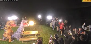 恐龍模仿脫序行為的情侶。（圖／翻攝 陽明山國家公園管理處INFO YouTube）