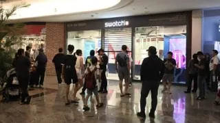 Swatch新款怀表开卖  辅警驱赶记者阻拍摄