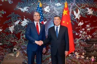 中美两国经贸团队在韩国举行中美经贸磋商。这是5月13日磋商前，中国国务院副总理何立峰与美国财政部长贝森特握手。 （新华社）