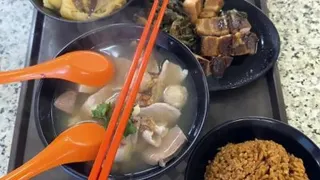 欧小姐和姐姐点了一碗芋头饭以及三碗配菜，向摊主要求多一个小碗，却被告知需要另外付费。 （受访者提供）