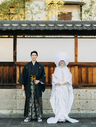 陳天仁（右）穿上白無垢婚服，與日籍老公河村一樹拍攝婚紗照。翻攝IG @tts0og
