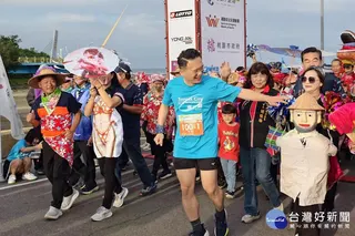 桃園市副市長蘇俊賓出席「2026桃園市珍珠海岸馬拉松接力賽」。