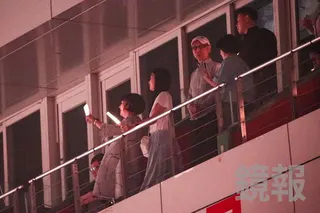 Selina（左）被拍到看似挺大肚看演唱會的模樣。李鍾泉攝