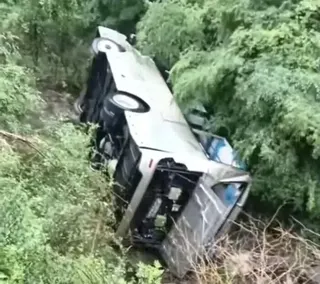 山西省晋中市左权县石暴村附近上星期六（5月16日）早上发生公交车辆侧翻事故，造成两名学生身亡、两名其他人员受伤。（网络视频截图）