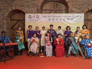 駐胡志明市台北經濟文化辦事處與胡志明市奧黛博物館，16日共同舉辦越南文化體驗活動，胡志明市落葉劑受害者協會成員也帶著小孩一起演出，展現不屈生命韌性。台灣參與者同台獻唱，深化台越理解。圖為觀眾與演出者合影。（駐胡志明市台北經濟文化辦事處提供）中央社記者曾婷瑄河內傳真  115年5月17日
