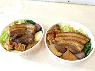 焢肉便當的肉有肥有瘦，一名女客人買了便當，在櫃檯拆開便當並要求換肉。店家因為食安...