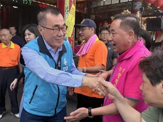 國民黨新北市長參選人李四川今（17）日赴瑞芳區聖明宮參與九份迎媽祖山城遶境，與地方居民一同祈求新北市風調雨順、安居樂業。（李四川競選辦公室提供）