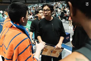 因總教練卡米諾斯遭驅逐出場，臨危受命接掌兵符的助理教練楊宜峰。圖：球團提供