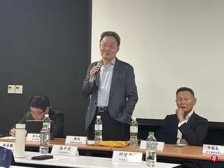 “九二共识”名词创始人、马英九政府时期的国安会前秘书长苏起（中间）星期天（5月17日）在对外关系协会、 启思民本基金会举行的座谈会，就“习特会”对台湾的影响发表看法。座谈会与谈人还有前国安局长李翔宙（右）和启思民本基金会董事、台北市议员徐弘庭（左）。 （吕爱丽摄）