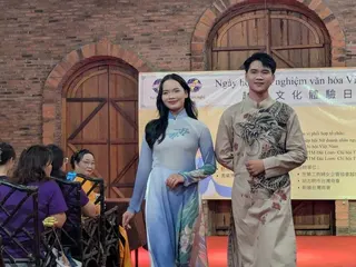 台灣與胡志明市奧黛博物館16日共同舉辦文化體驗活動，胡志明市文化大學學生帶來「越南歷代奧黛服飾展演」，令人驚艷。（駐胡志明市台北經濟文化辦事處提供）中央社記者曾婷瑄河內傳真　115年5月17日