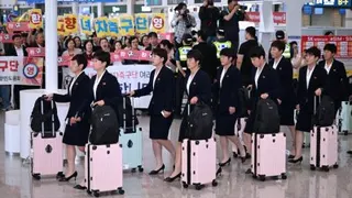 周日在韩国仁川国际机场第一航厦，朝鲜职业女子足球队“我故乡”俱乐部代表团一行飞抵。（图取自法新社）