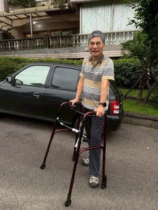 陳良基透露自己日前經歷了生死一線間的生命大搶救，剛出院的前幾天，都還得靠助行器行...