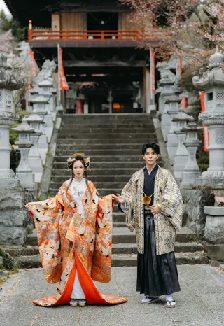 陳天仁（左）在櫻花盛開美景下，與河村一樹拍和服婚紗照。翻攝IG @tts0og