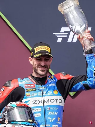 德比斯在捷克再次达成双冠，本赛季已经五次站上最高领奖台。 （取自WSBK Instagram）