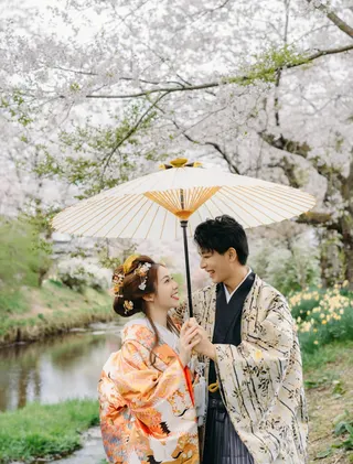 陳天仁（左）與河村一樹拍攝身穿和服的婚紗照。翻攝IG @tts0og