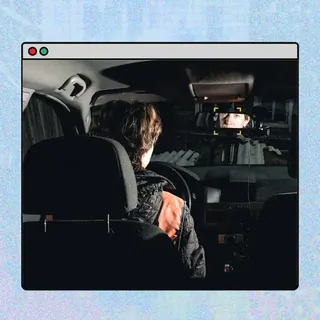 一幅插畫顯示汽車內部場景，從後座視角可見一名駕駛者坐在駕駛座，車內昏暗。擋風玻璃前方與倒後鏡附近出現帶有方框標記的偵測畫面，顯示系統正在鎖定與分析駕駛者的面部或行為。