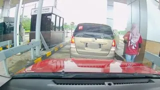 视频|TNG故障车受困阻路 女子霸气帮付过路费 高情商举动获赞