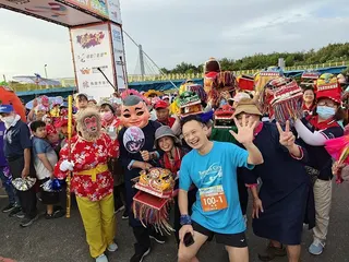 為地景藝術節暖場，桃園市副市長蘇俊賓偕千人接力路跑體驗桃園最美海岸線。（新聞處提供）